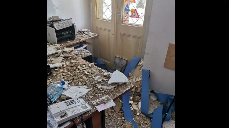 O parte din tencuială a căzut peste birourile  polițiștilor de la Secția 3 din București. „Domnule ministru, raportăm: Ne cade tavanul în cap”