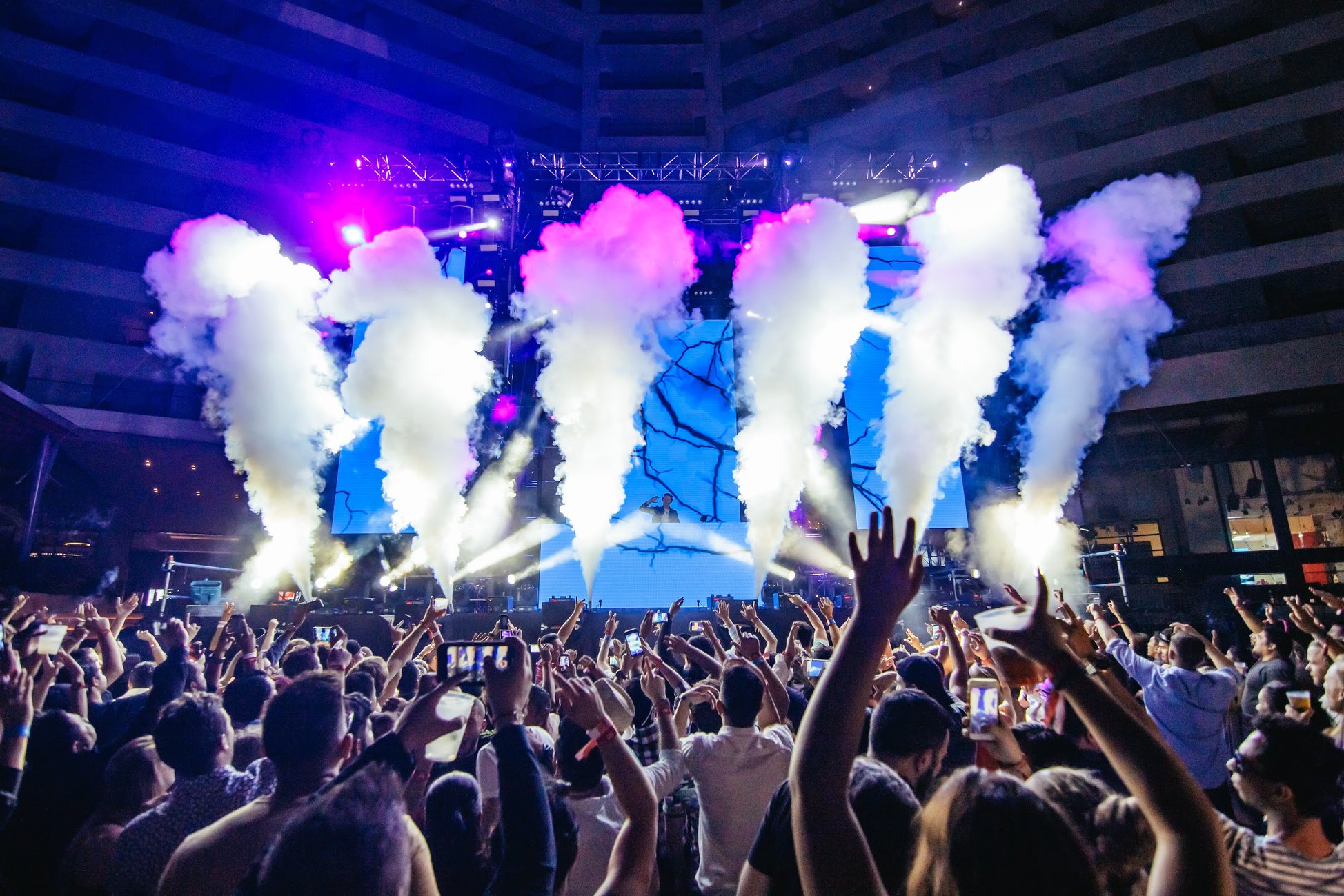 FOTO. Cenușa unui fan al celebrului DJ Tiesto a fost trasă dintr-un tun de confetti în cadrul unui festival