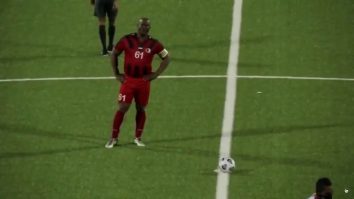 Vicepreședintele Surinamului a debutat oficial în fotbal la 60 de ani. Este urmărit de Interpol și are 50 de copii