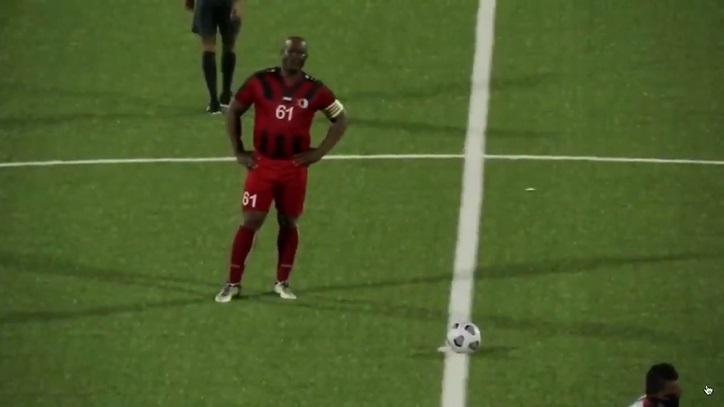 Vicepreședintele Surinamului a debutat oficial în fotbal la 60 de ani. Este urmărit de Interpol și are 50 de copii