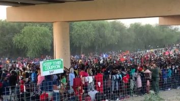 VIDEO. Mai mult de 10.000 de migranți, în mare parte haitieni, dorm sub un pod din Texas. Numărul lor crește de la zi la zi