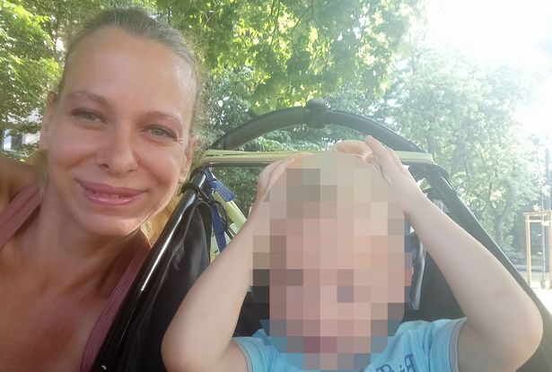 O fostă actriță porno și-a ucis copilul de numai doi ani și a așezat cadavrul pe banda rulantă dintr-un supermarket