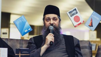 Teodosie Paraschiv își vinde cuvântările adunate într-un volum și un CD chiar la ușa bisericii, fără niciun bon fiscal.