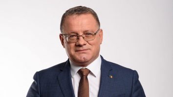 Adrian Oros se retrage din grupul parlamentar PNL, fiind al 10-lea parlamentar care se retrage.