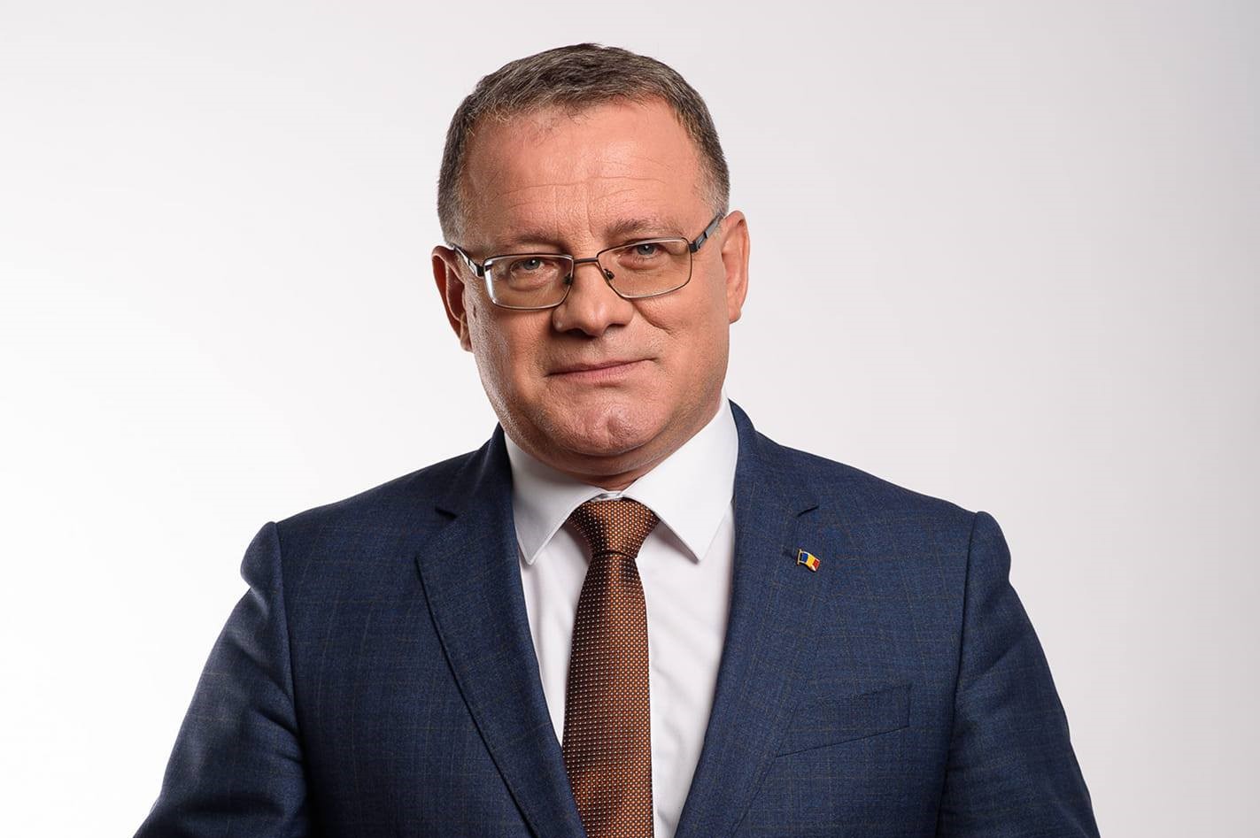 Adrian Oros se retrage din grupurile PNL. Este al 10-lea parlamentar care părăsește grupul liberalilor