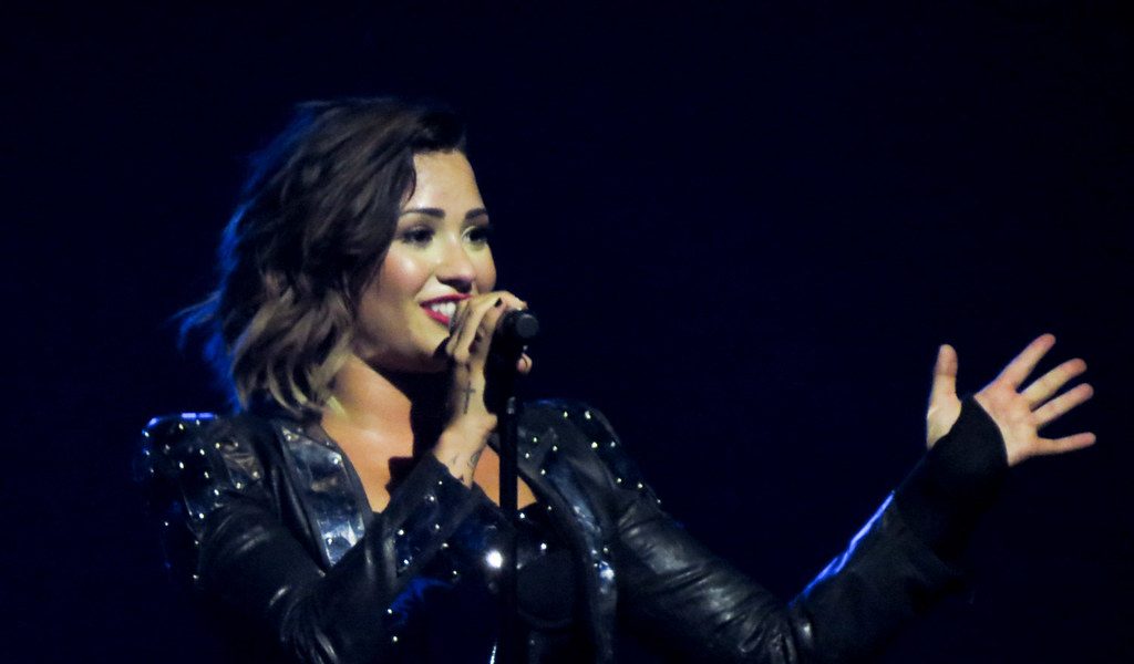 Demi Lovato consideră termenul „extratereștri” un termen ofensator.