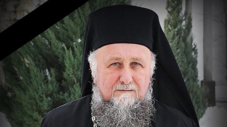 Un stareț anti-vaxxer a murit în urma complicațiilor COVID