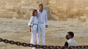 VIDEO. Sfinxul vizitează Sfinxul. Președintele a plecat în vacanță în Egipt