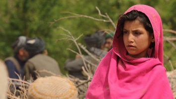 O fetiță afgană a fost vândută pentru 500 de dolari de o familie înfometată.