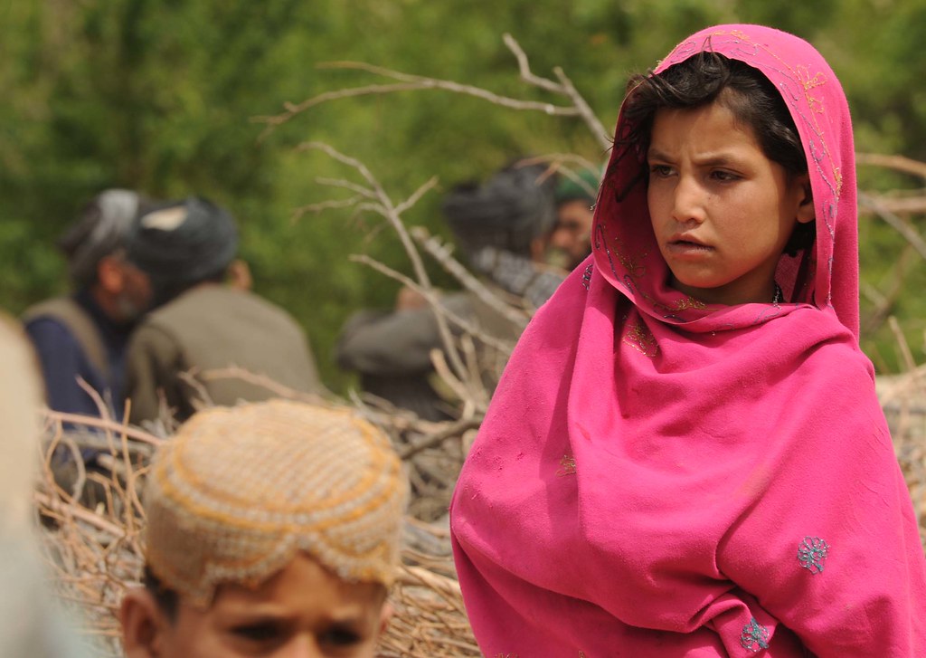 O fetiță afgană a fost vândută pentru 500 de dolari de o familie înfometată.