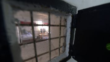 La închisoare, mai bine ca acasă. Un bărbat a cerut să i se schimbe arestul la domiciliu cu închisoarea pentru că nu mai suporta să stea alături de soție