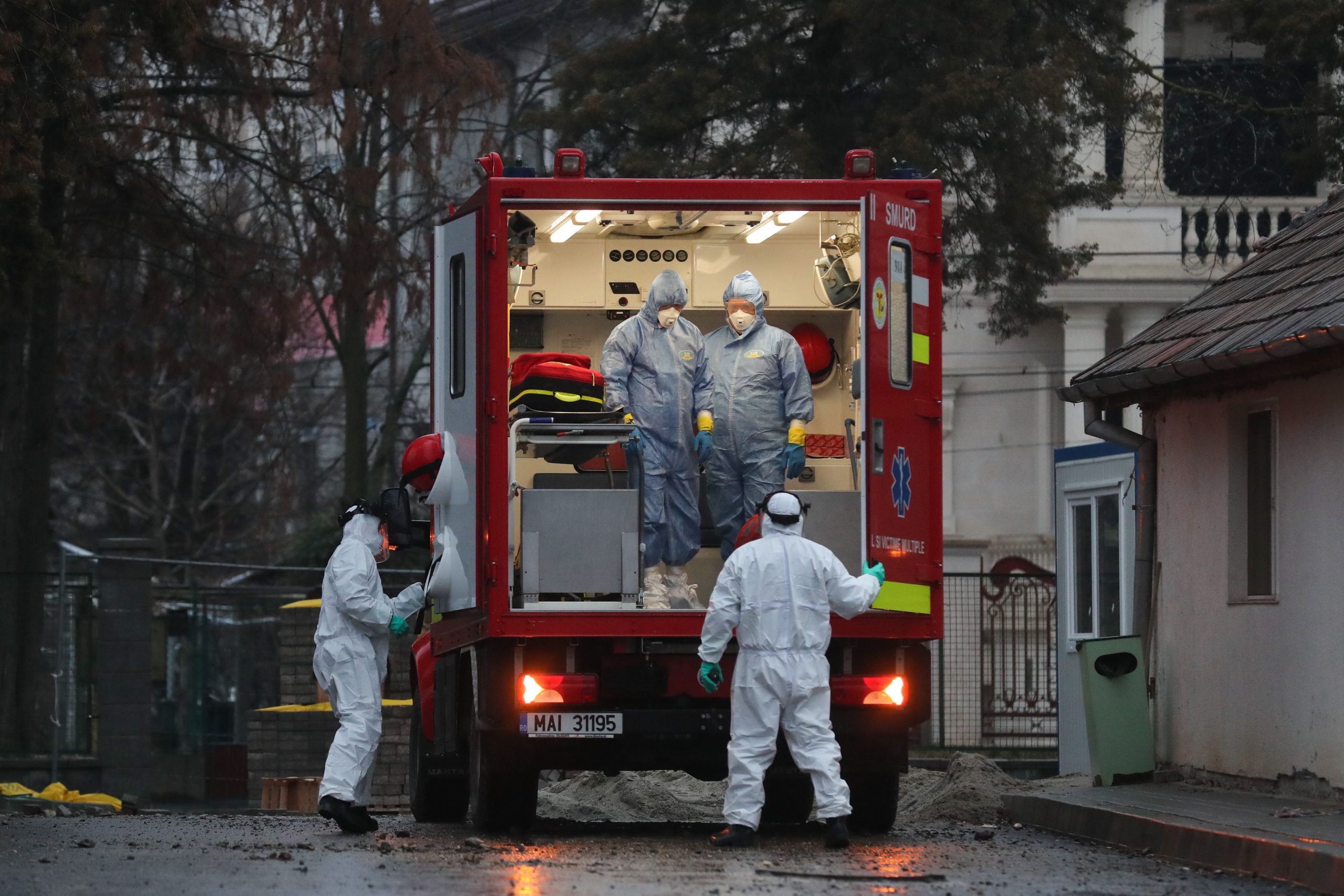 Creste numărul de decese asociate variantei Omicron în Regatul Unit