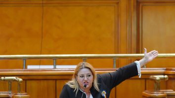 Nou scandal cu Diana Șoșoacă în prim-plan. Senatoarea a refuzat să poarte mască și l-a salutat pe Viktor Orban de la tribuna Parlamentului