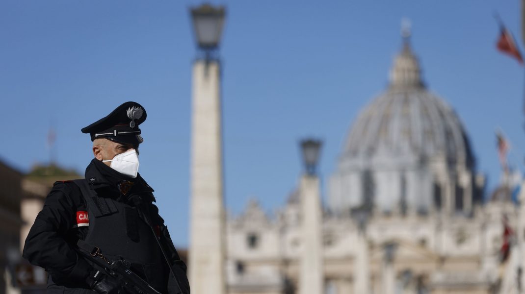 Carabinier în Roma, mască la gură