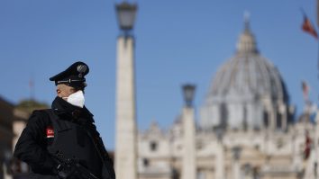 Carabinier în Roma, mască la gură