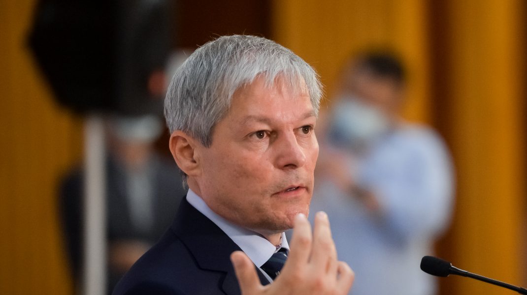 Dacian Cioloş: „Ridicol spectacol oferit de PSD-PNL-UDMR. Nu ştiu cum să îşi fure unul altuia scaunul”