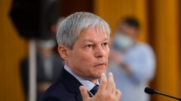 Dacian Cioloş: „Ridicol spectacol oferit de PSD-PNL-UDMR. Nu ştiu cum să îşi fure unul altuia scaunul”