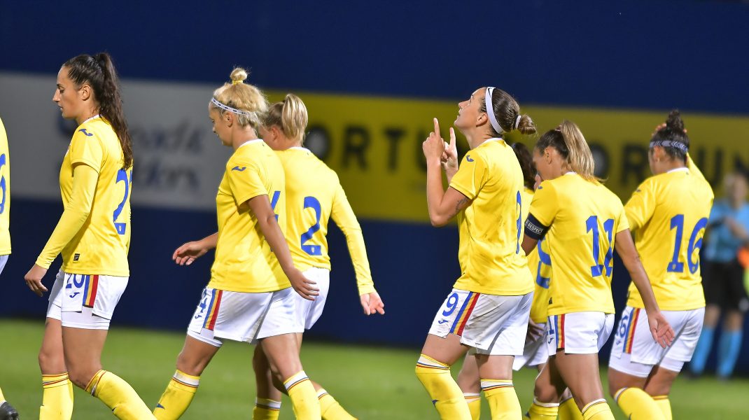 Echipa de fotbal feminin pe teren