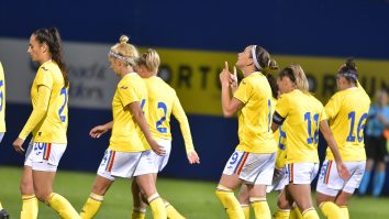 Echipa de fotbal feminin pe teren