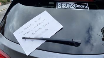 O femeie a găsit un bilet cu un mesaj ciudat pe mașina sa, dar lumea crede că este amuzant