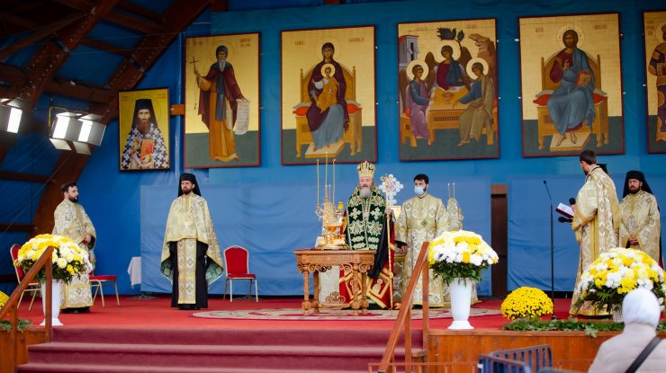 Un medic cere oprirea slujbelor religioase