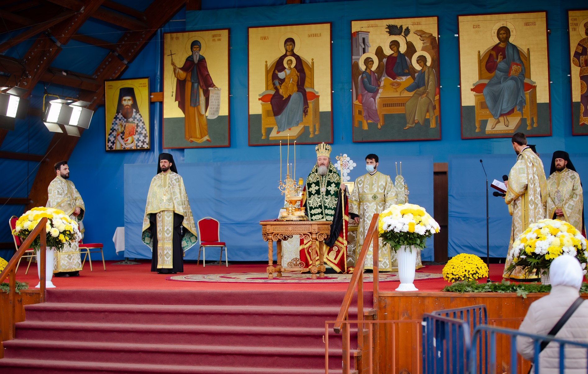 Medic: „Opriţi slujbele în biserici. Altfel o să rămână bisericile fără enoriaşi”