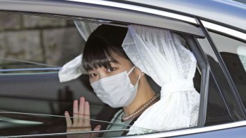 Mako este prima femeie din familia regală care a renunțat la ambele prerogative.