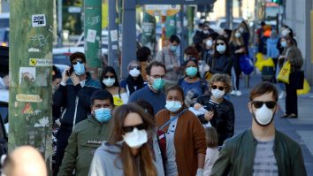 Oameni cu măști pe stradă