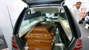 Sfatul unui medic pentru nevaccinați: Să vină să numere mașinile negre care ies de la morga