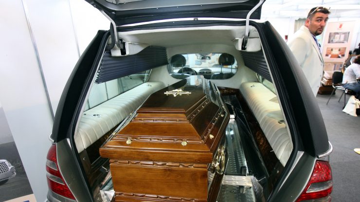 Sfatul unui medic pentru nevaccinați: Să vină să numere mașinile negre care ies de la morga