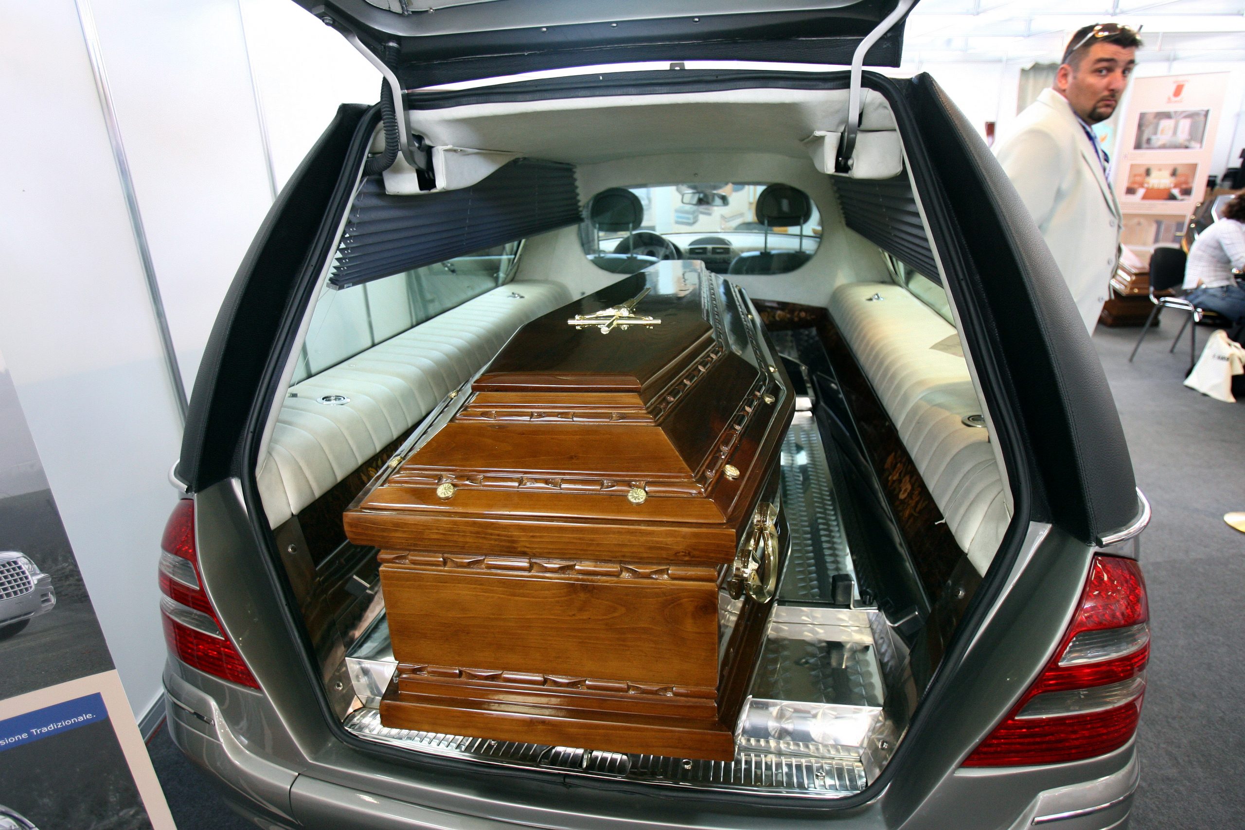 Sfatul unui medic pentru nevaccinați: Să vină să numere mașinile negre care ies de la morga