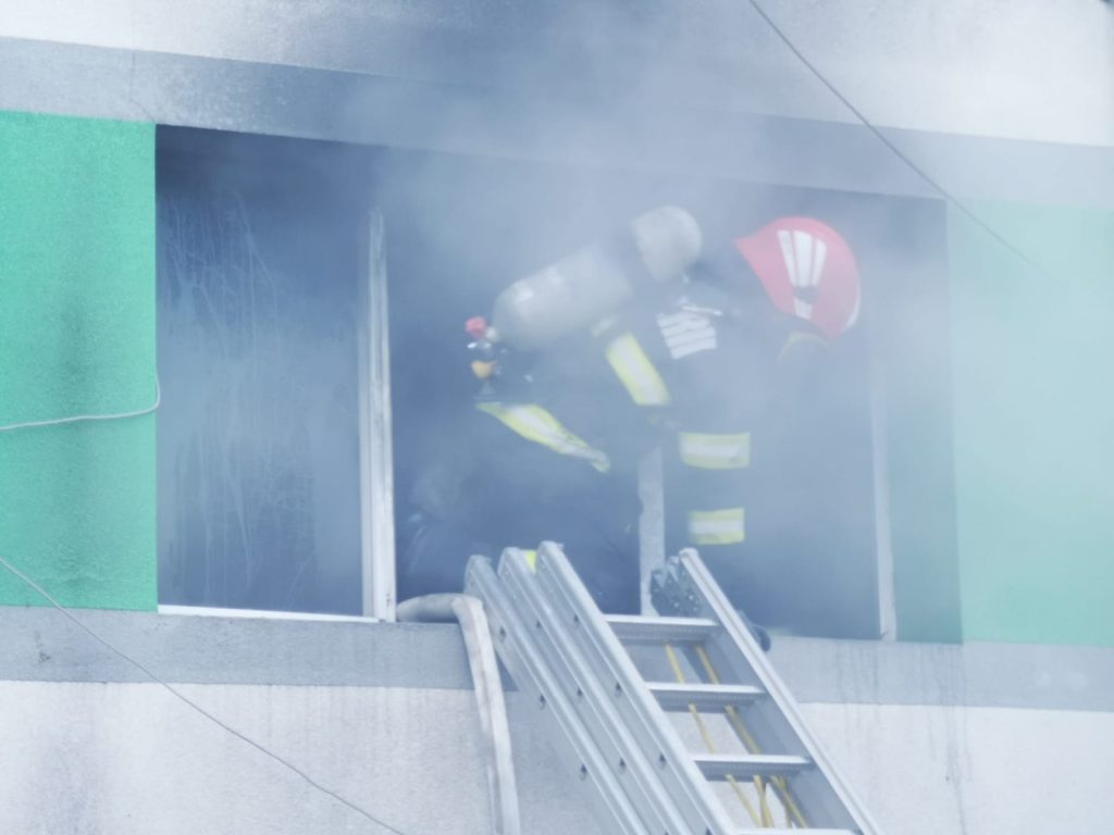 Pompier înconjurat de fum