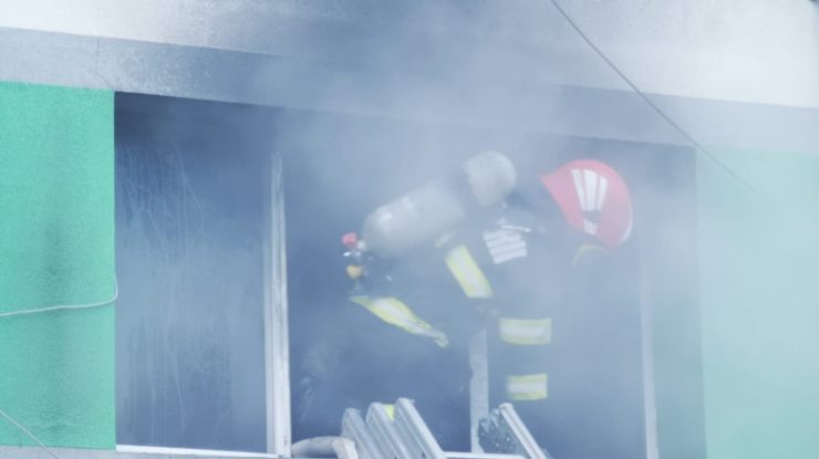 Pompier înconjurat de fum