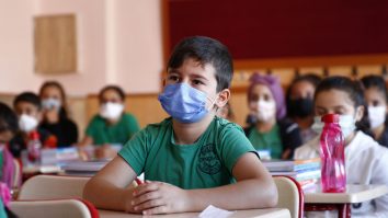 Profesoara care le-a spus elevilor că cei vaccinați se transformă în legume, criticată dur. „Poziția aceasta este absolut criminală”