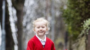 Fetiță blondă merge la școală