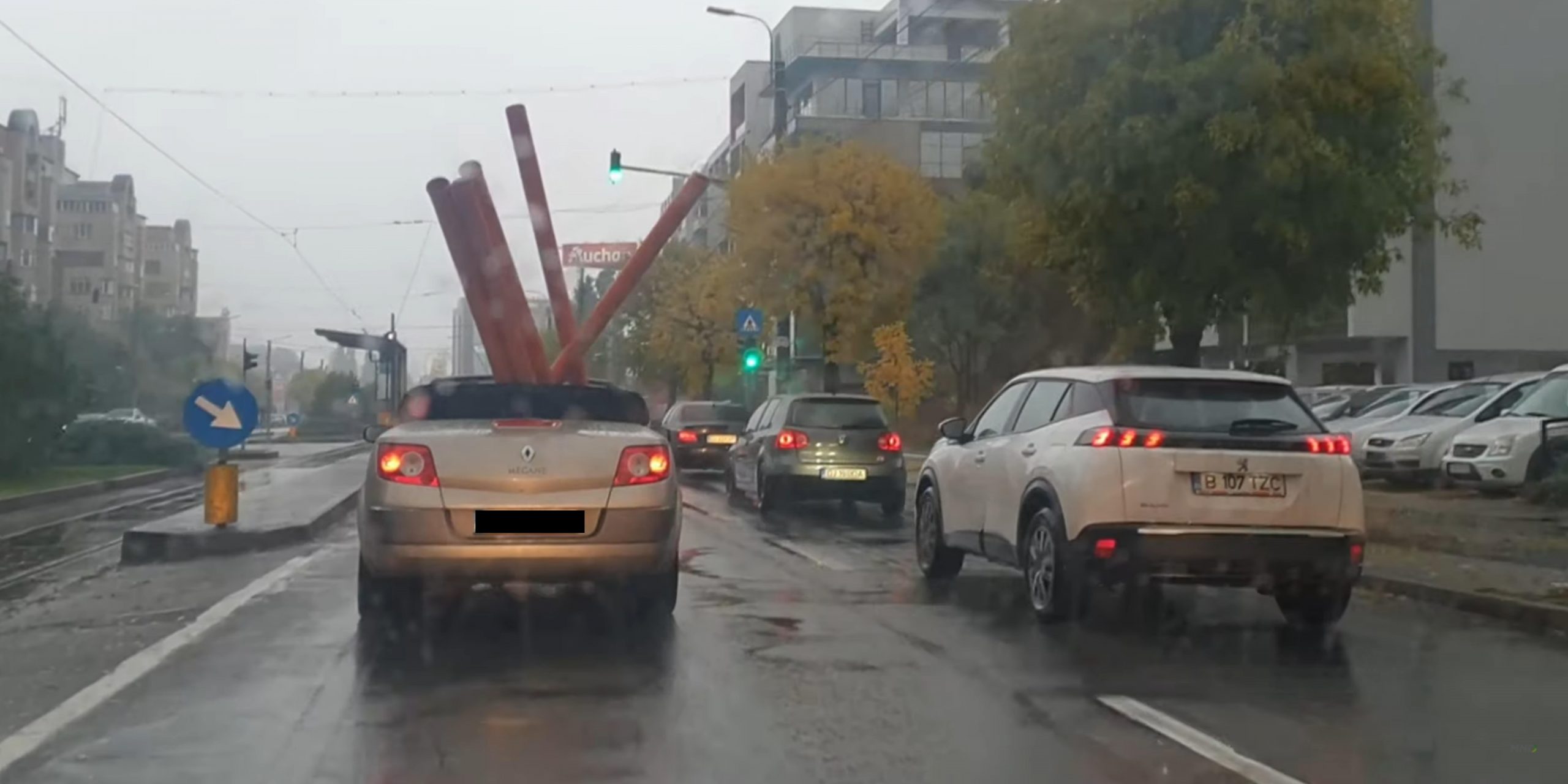 VIDEO. Doljean filmat când transporta țevi cu o mașină decapotabilă pe ploaie