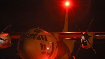 aeronava c27j spartan, noaptea, pe intuneric