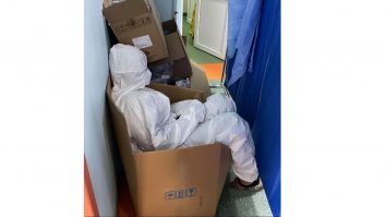 FOTO. Lupta cadrelor medicale cu oboseala: O asistentă se odihnește într-o cutie, pentru că toate paturile și scaunele din spital sunt ocupate