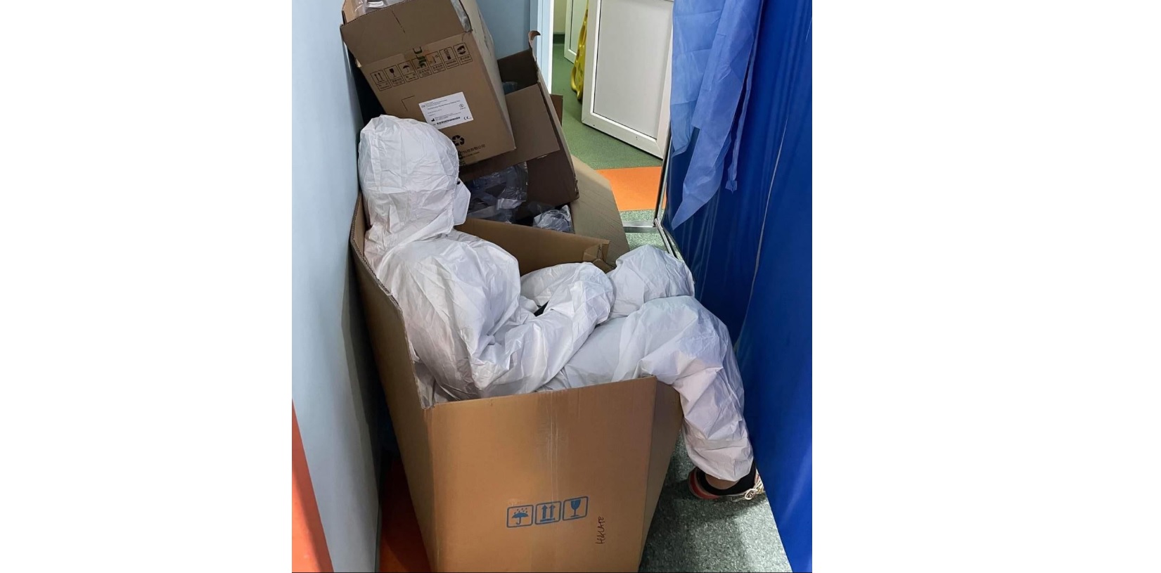 FOTO. Lupta cadrelor medicale cu oboseala: O asistentă se odihnește într-o cutie, pentru că toate paturile și scaunele din spital sunt ocupate