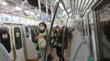Clipe de groază la metrou: Un tânăr deghizat în Joker a rănit cel puțin 15 oameni în Tokyo. VIDEO