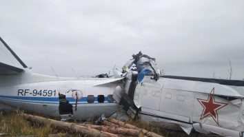 VIDEO. 16 oameni au murit şi alți şapte au fost răniţi după ce un avion s-a prăbușit în Rusia. Cine se afla la bord