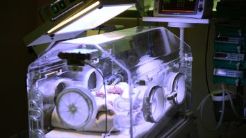 Un bebeluș din Reșița a fost diagnosticat cu COVID-19 la naștere. Cum s-a infectat