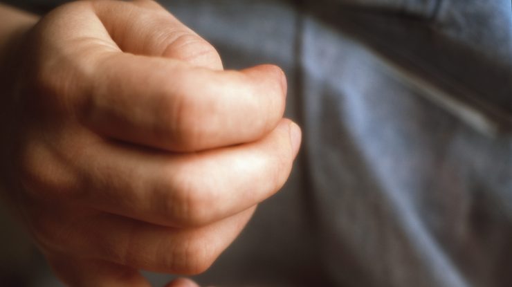 o femeie tine de mana un bebelus