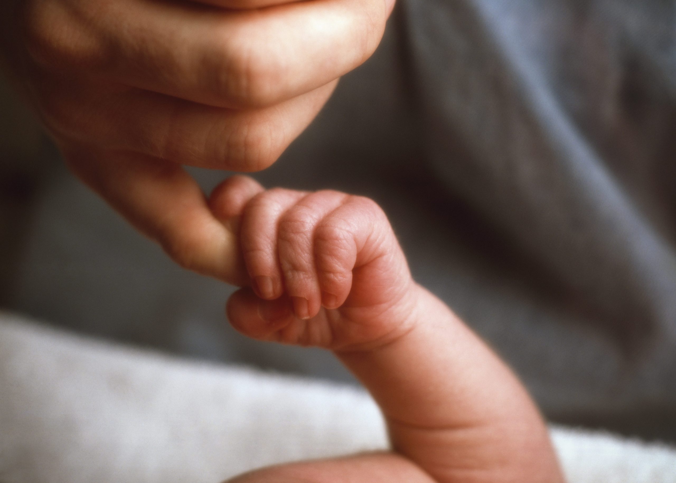 STUDIU. Majoritatea bebelușilor născuți în Anglia și Țara Galilor în 2021 au fost în afara căsătoriei