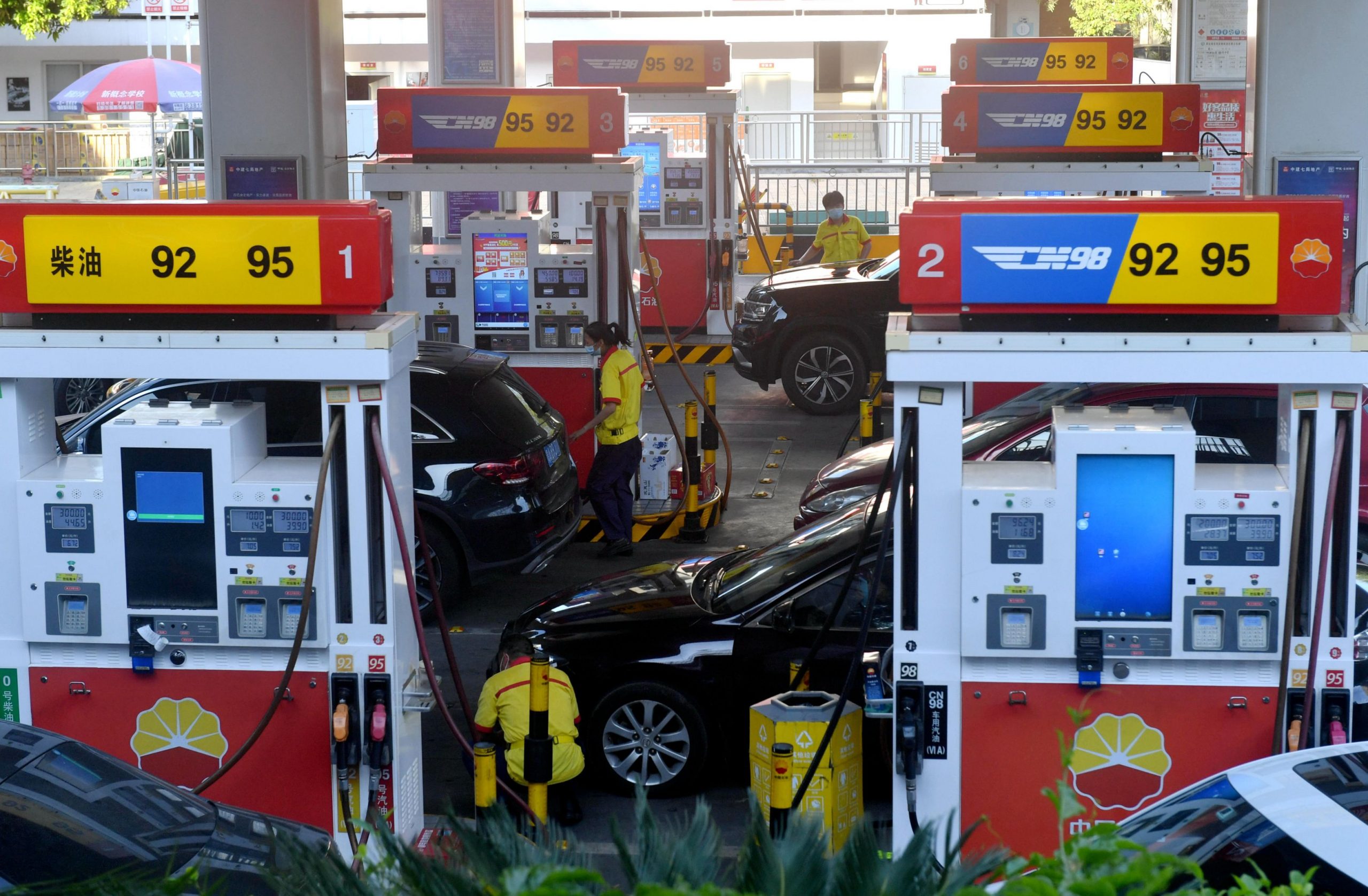 China raţionalizează motorina. Unii șoferi așteaptă cu zilele ca să alimenteze