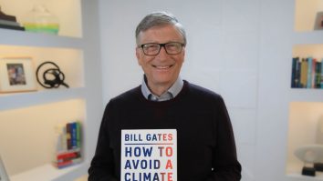 bill gates cu o carte in mana
