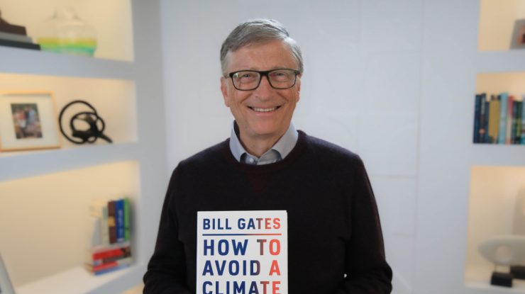 bill gates cu o carte in mana