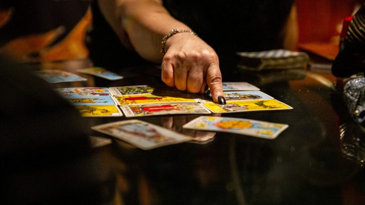 Cărți de tarot pe o masă