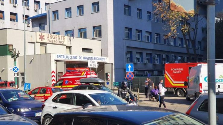 Imagini dramatice în faţa Spitalului Floreasca: zeci de ambulanţe aşteaptă să lase pacienţii