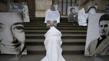 Întinși pe treptele Curții de Apel și acoperiți cu cearșafuri. Protest impresionant al rudelor celor decedați în incendiul de la „Colectiv”. FOTO-VIDEO